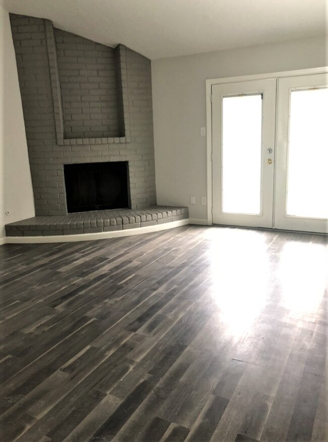 Building Photo - 1919 Oakwell Ln