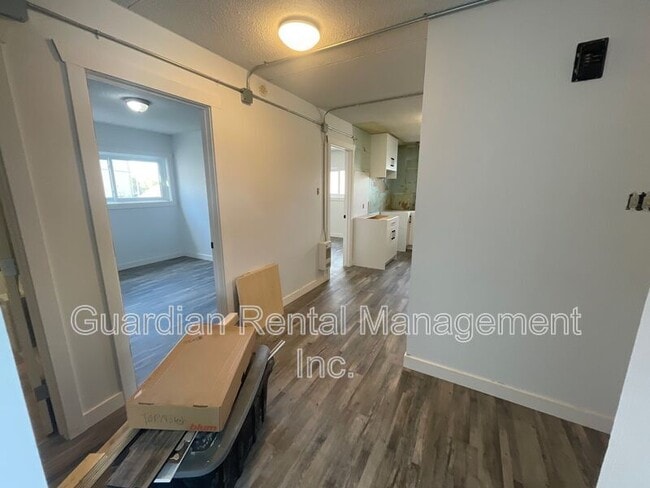 Building Photo - 141 Frederica St W