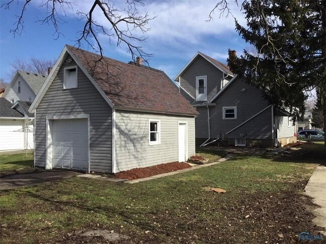 Garage Parking & Storage... Great Patio - 422 S Church St