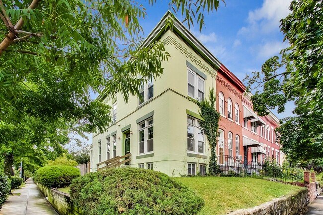 Foto del edificio - 1603 C St SE