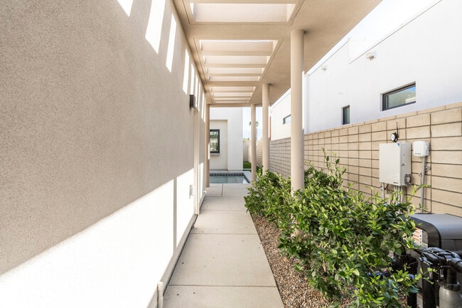 Building Photo - 825 Fountain Dr