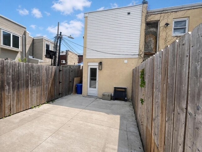 Building Photo - 249 E Thompson St