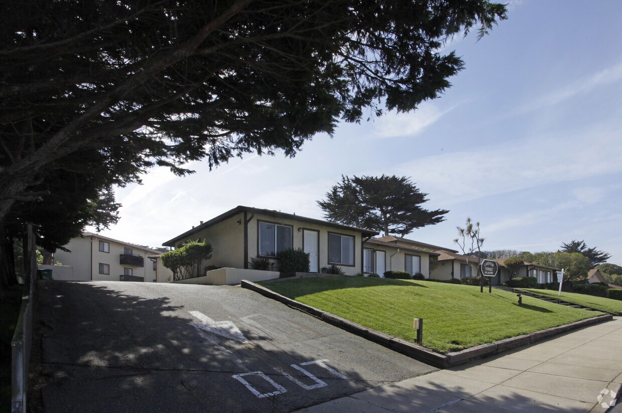 Lakeview Terrace Condominiums Apartments in Marina, CA