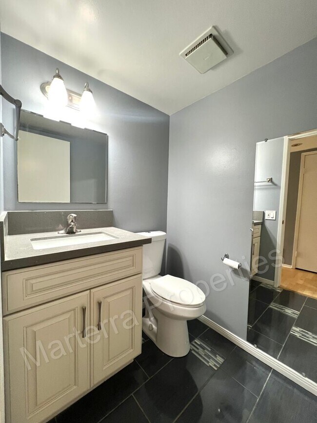 Building Photo - Beautiful Townhome In Woodbridge Community