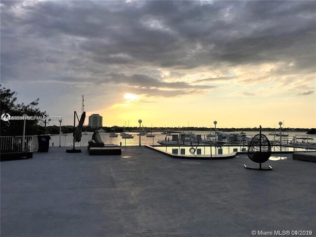 Foto del edificio - 7904 West Dr