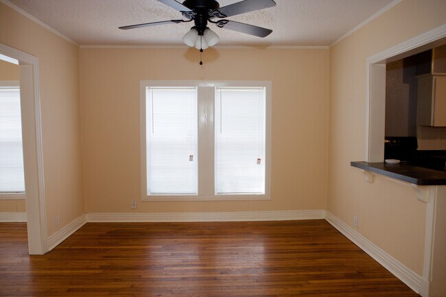 Foto del edificio - Charming 2-Bedroom Home with Spacious Back...