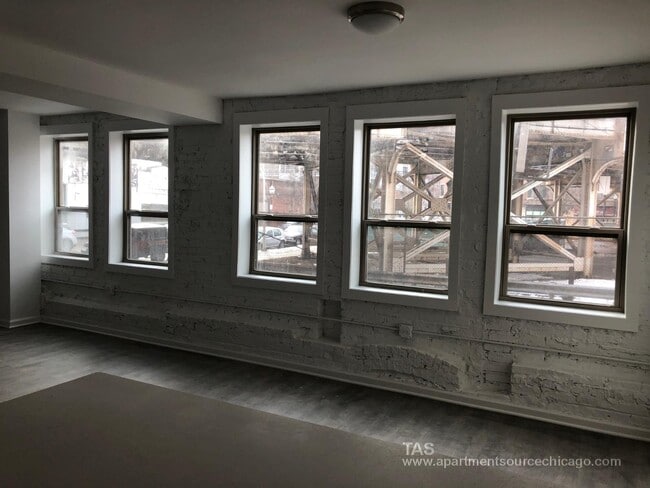 Building Photo - 932 W Dakin St