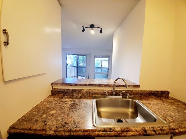 Building Photo - Top floor studio with large patio & greenb...