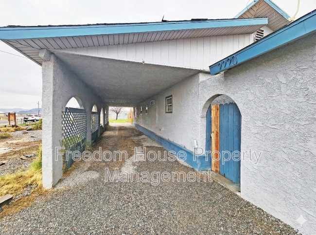 Building Photo - 2220 W Bell Vista Ave