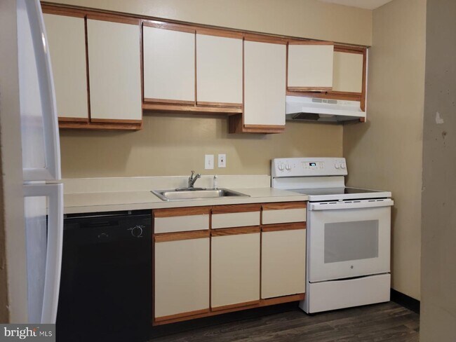 Building Photo - 208 Garnet Dr