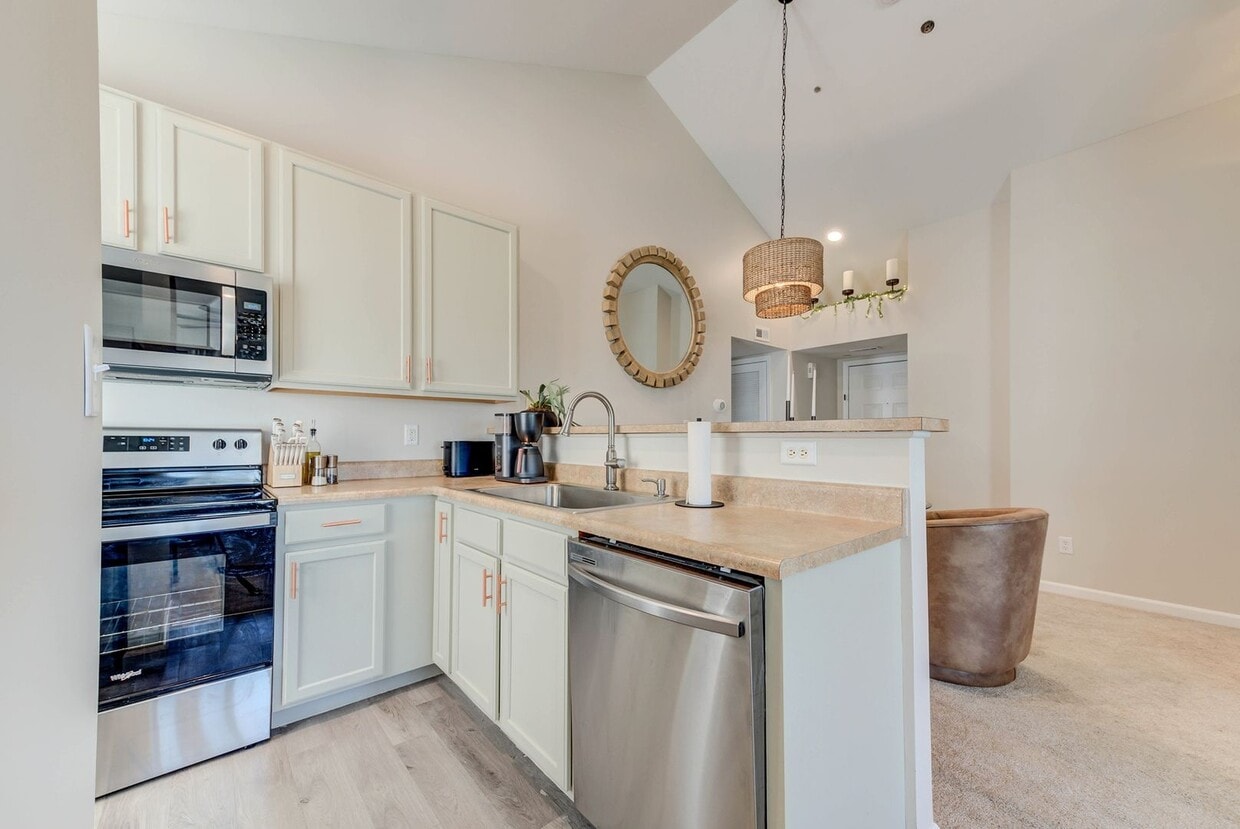 Foto principal - Tastefully updated 2-bedroom, 2-bath condo