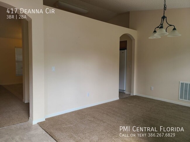 Building Photo - Deland 3BR 2 Bath Split Plan