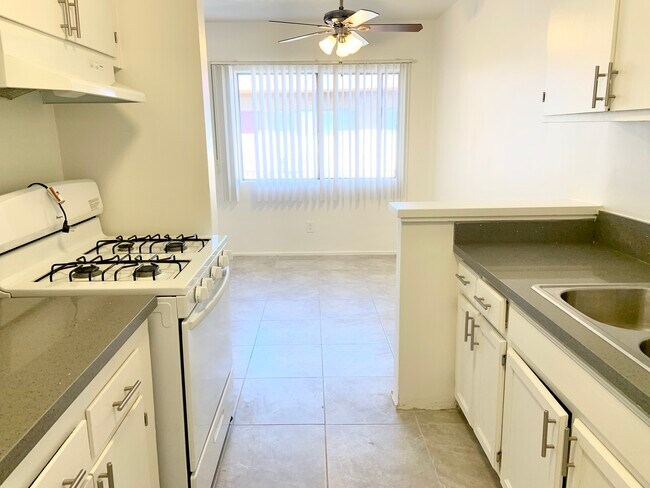 Foto del edificio - 8145 Langdon Ave