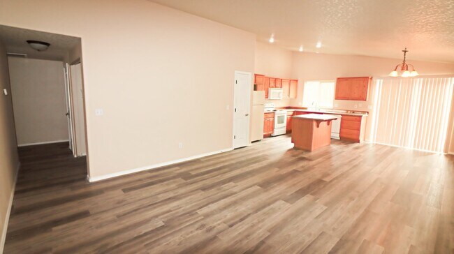 Building Photo - 3 Bedroom 2 Bath Single Family Home