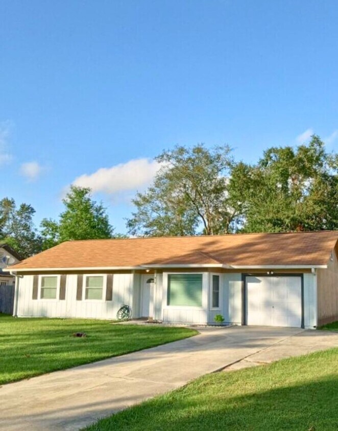 Primary Photo - Large fence yard! CLOSE to base!!!