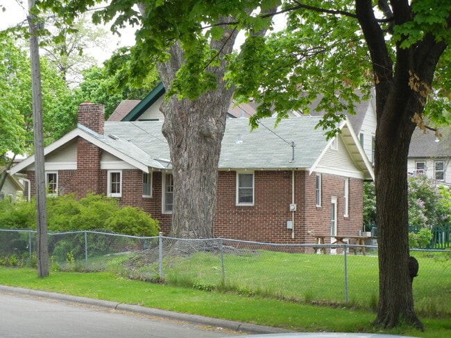 Foto del edificio - Charming 3-Bed Home with Hardwood Floors and 1400 Sq Ft of Comfort in Minneapolis