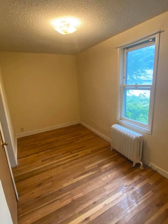 First bedroom - 616 19th Ave S