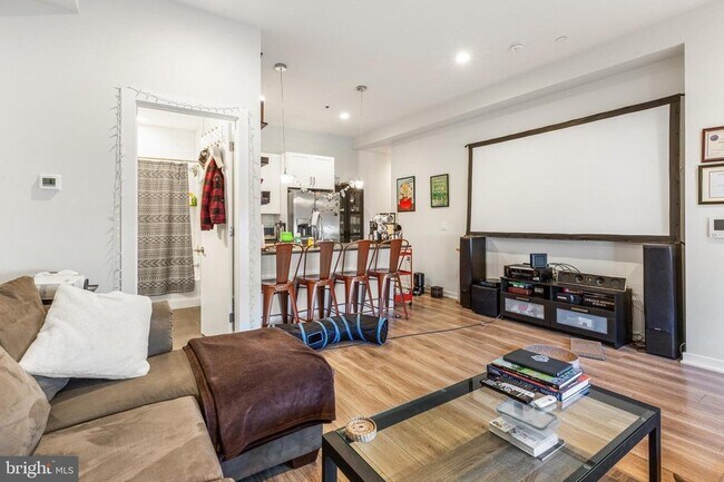 Building Photo - 381 Martin St