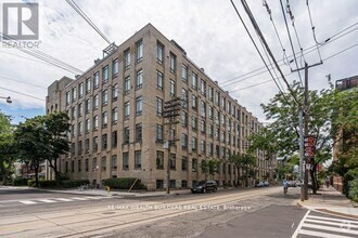 Building Photo - 993-993 Queen St W