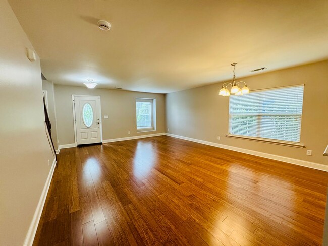 Building Photo - Move-in Ready!