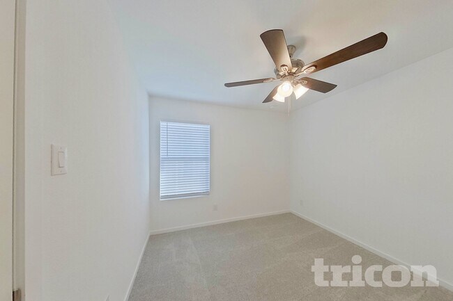 Foto del edificio - 814 Ginkgo Wy