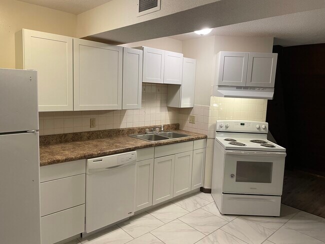 Building Photo - 3016 Alpine Dr