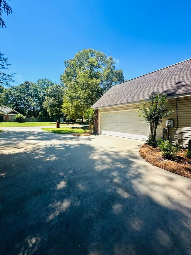 Building Photo - Convenient and Cozy 3 bedroom/2bath with F...