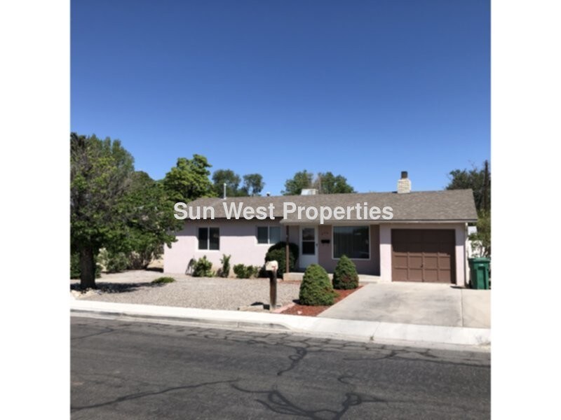 Foto principal - All hardwood floors! Fenced Back Yard!