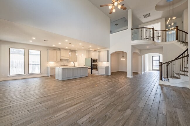 Building Photo - Beautiful 4 bedroom, 3.5 bathroom home in ...