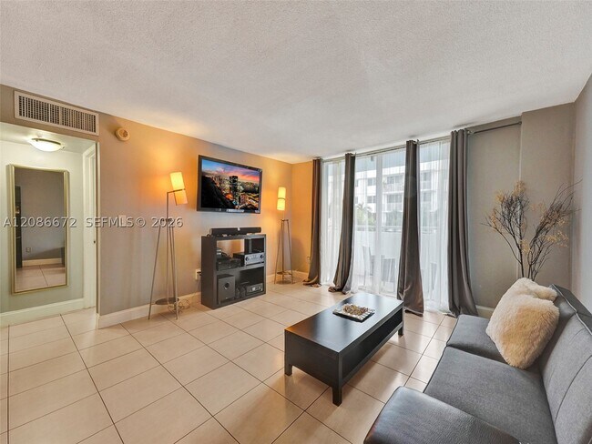 Foto del edificio - 1658 Bay Dr E