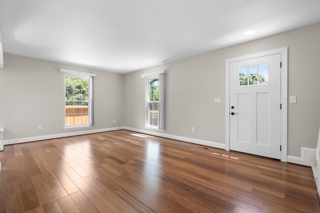 Foto del edificio - 3 Bed 2.5 Bath - Gaithersburg Townhome - Completely Renovated