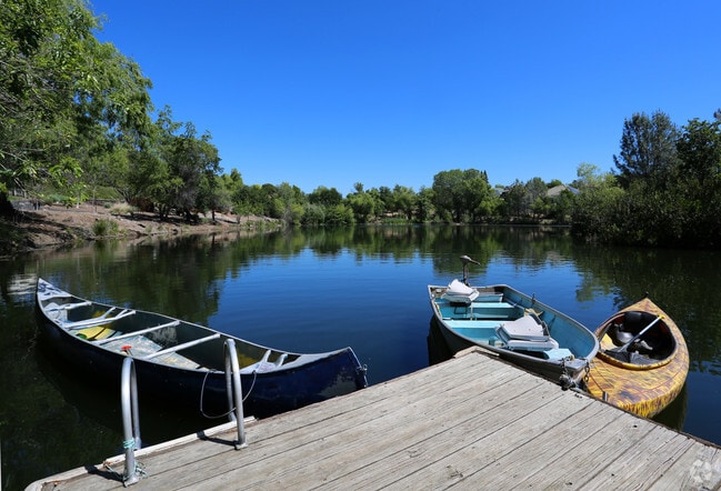Private Boat Dock - Lakeview Apartments