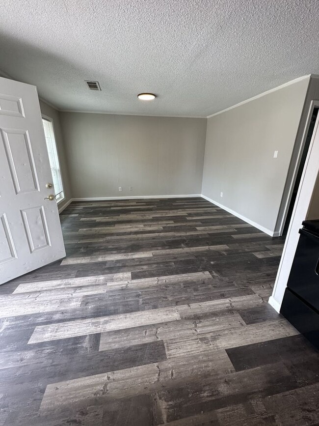 Building Photo - Newly Remodeled 2 Bedroom, 1 Bathroom Triplex