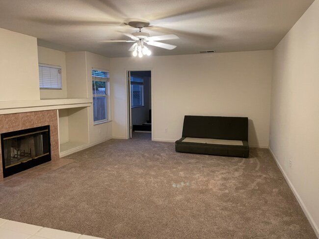Foto del edificio - 8022 Mammoth Dr