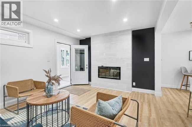 Building Photo - 10 Comet Ave