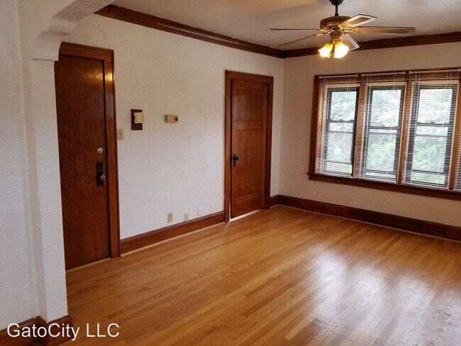 Building Photo - 5231 S Lake Dr