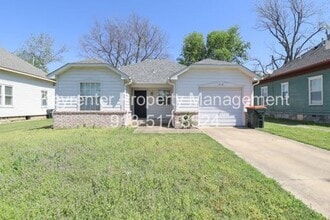 Building Photo - 318 E Will Rogers Blvd