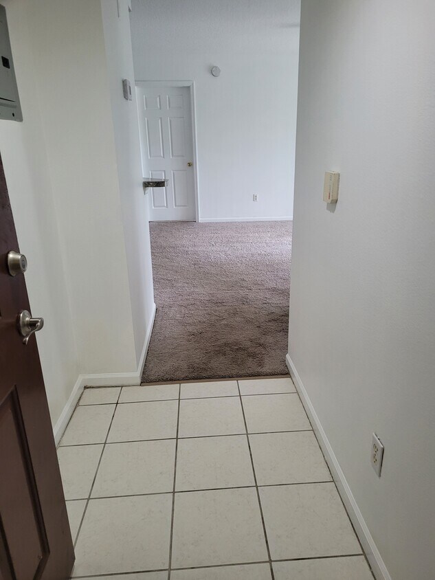 Entrada - 712 Crest Pines Dr