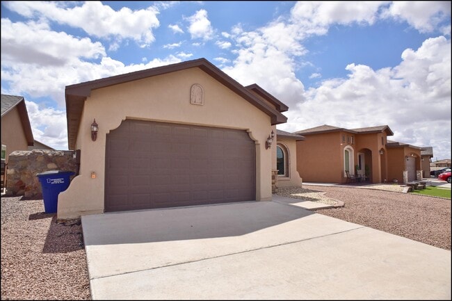 Foto del edificio - 3744 Loma Adriana