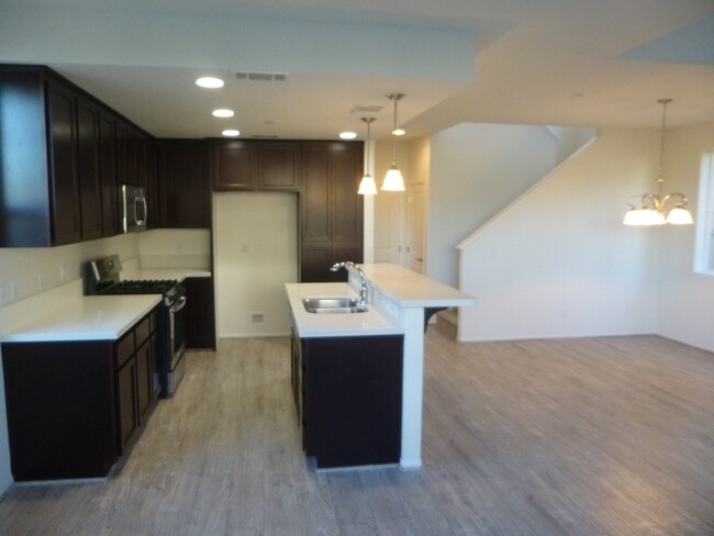 Foto del edificio - Newer 3 Bedroom Home! Near shops and resta...