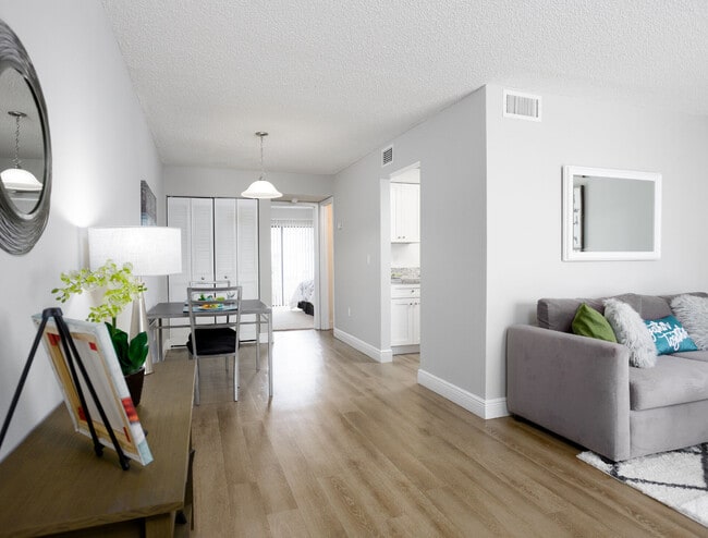 Building Photo - Woodlake Village