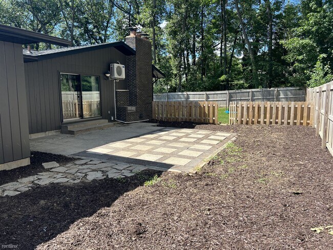 Building Photo - 3 br, 2 bath House - 3850 Algansee Dr NE