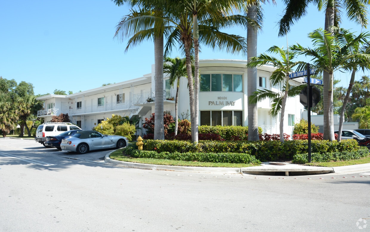 Building Photo - 10101 W Bay Harbor Dr