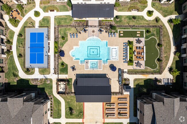 Piscina climatizada y spa del complejo - Alders Prosper 55+ Active Adult Homes?