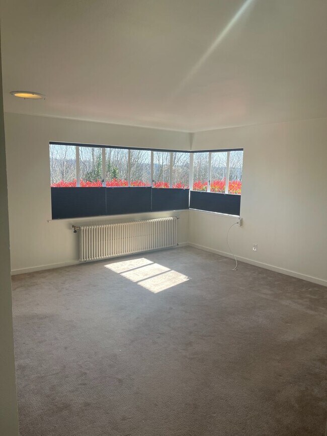 Foto del edificio - Cute and Cozy East Queen Anne Condo with 2 Bedrooms, 1 Bath and 1 Covered Parking Space