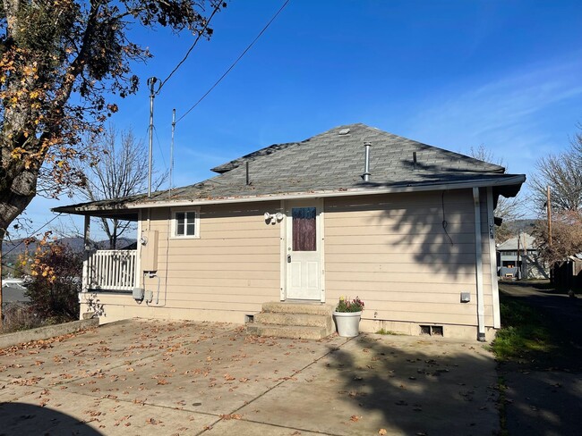 Building Photo - 2 Bedroom 1 Bath Downtown