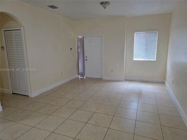 Building Photo - 1371 NW 9th Ct