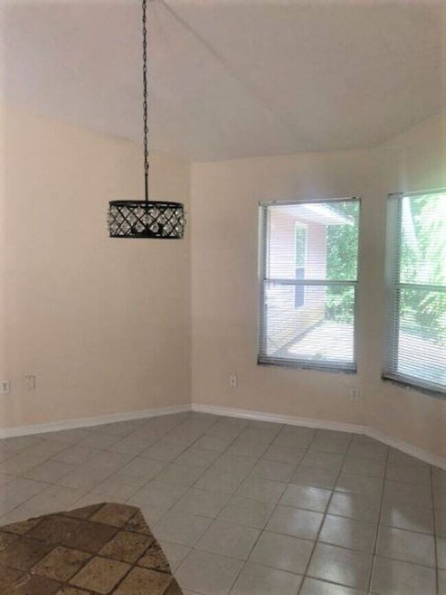 Foto del edificio - 4 Bedroom/2 Bath located in Broadmoor