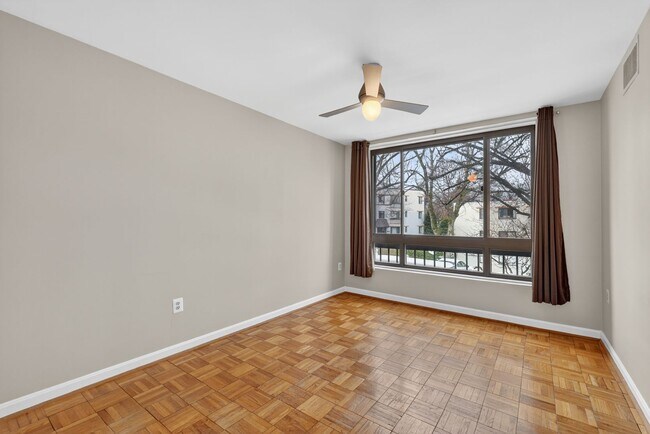 Foto del edificio - Professionally Managed, 2 Bedroom Corner Unit // Glover Park // Parking Included