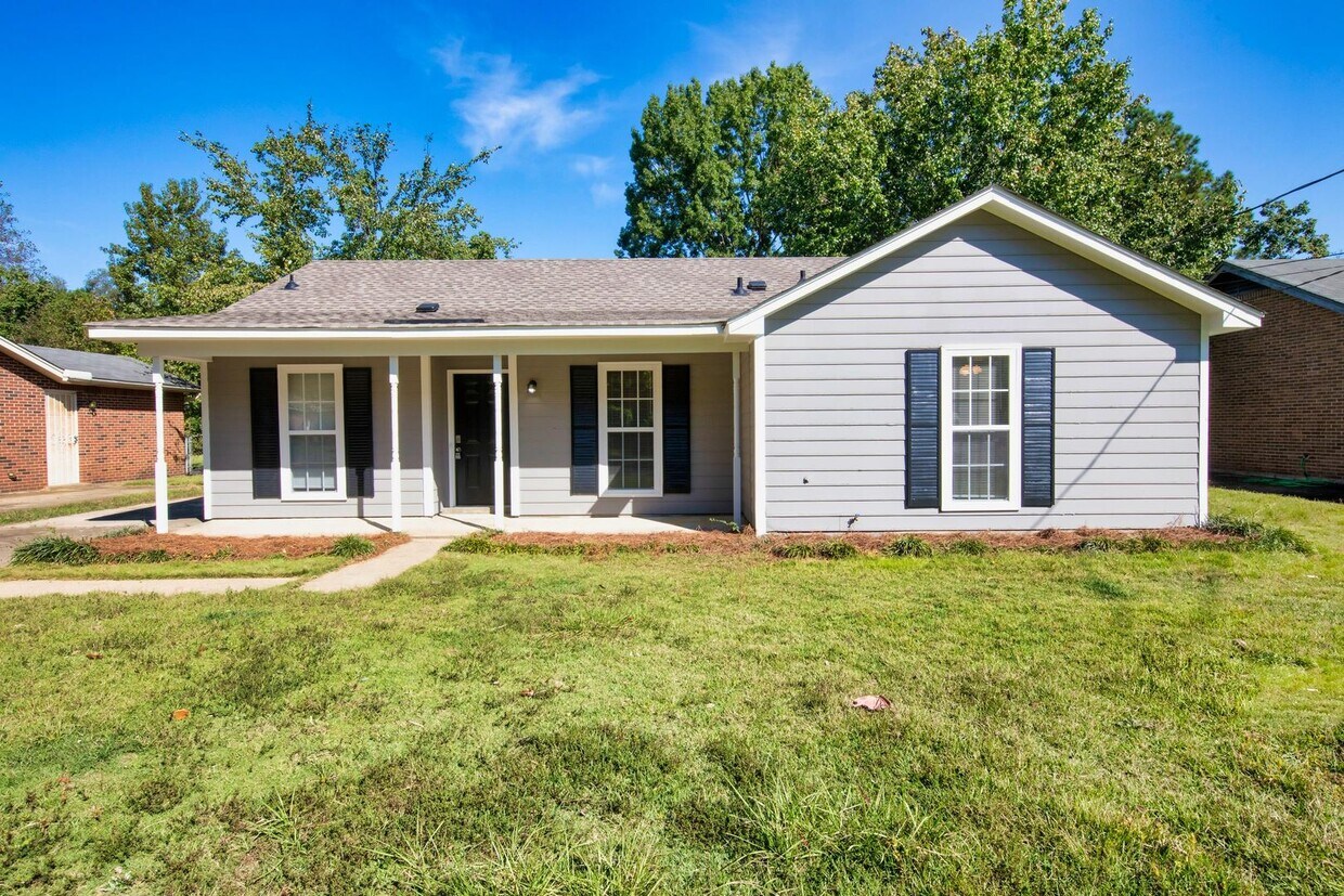 Foto principal - ** 3 Bed 2 Bath located off Wares Ferry rd...